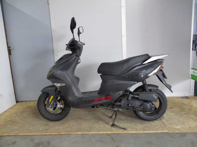 Agm - bromscooter - r8 sport - scooter - afbeelding 1 van  11
