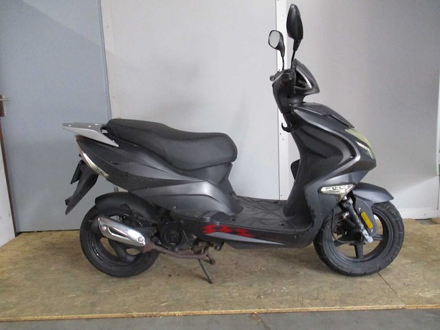 Agm - bromscooter - r8 sport - scooter - afbeelding 8 van  11