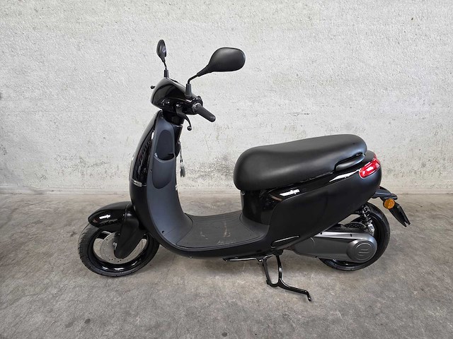 Agm - snorscooter - eco - elektrische 25km uitvoering fdh35l - afbeelding 1 van  8