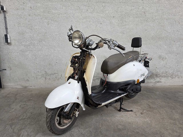 Agm - snorscooter - retro - 4t 25km uitvoering brommer f969tl - afbeelding 1 van  5