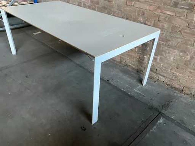 Ahrend - vergadertafel v.v. stroomvoorzieningen en draadloos opladen 200x100x75cm - afbeelding 2 van  7