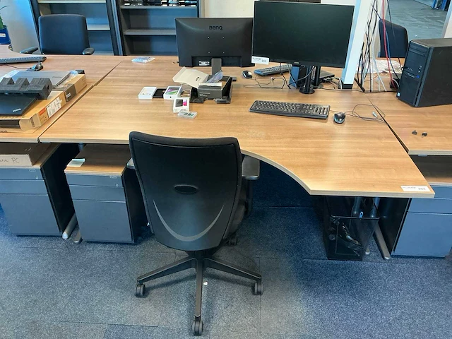 Ahrend buik bureau 180x120cm (2x) - afbeelding 1 van  9