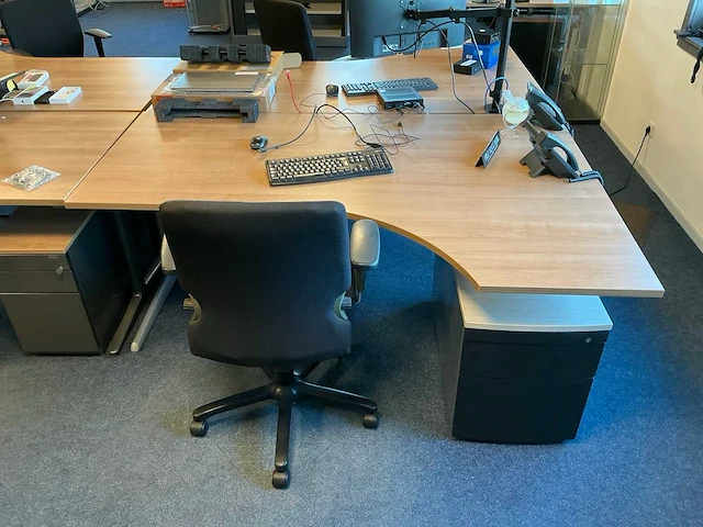 Ahrend buik bureau 180x120cm (2x) - afbeelding 6 van  8