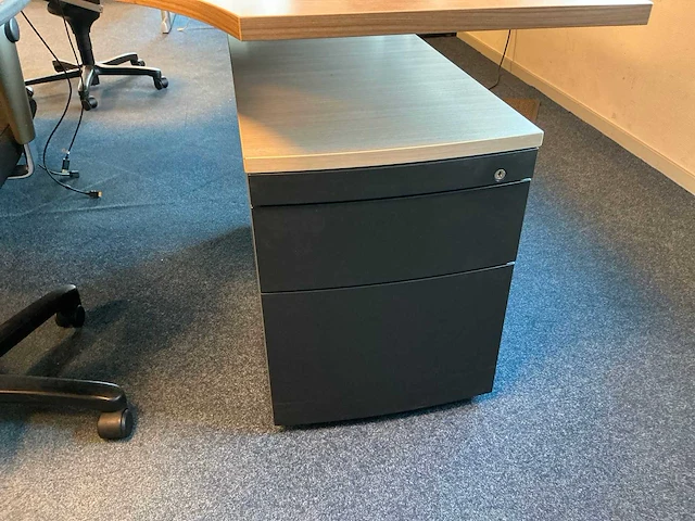 Ahrend buik bureau 180x120cm (2x) - afbeelding 7 van  8