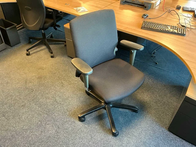 Ahrend buik bureau 180x120cm (2x) - afbeelding 8 van  8