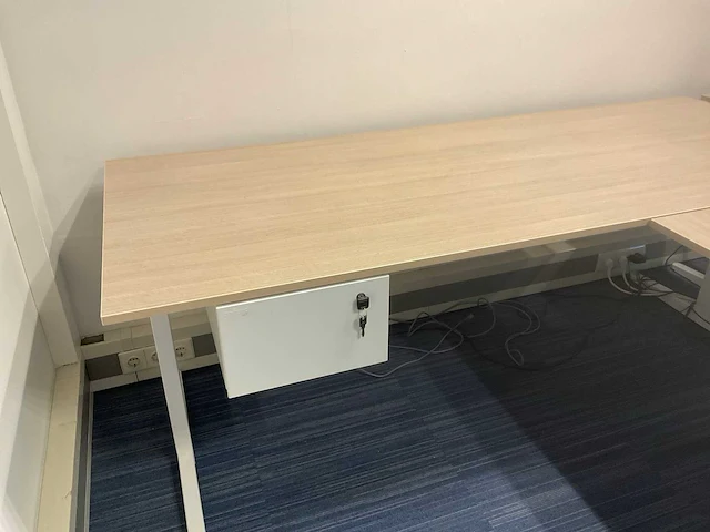 Ahrend bureau (2x) - afbeelding 1 van  4