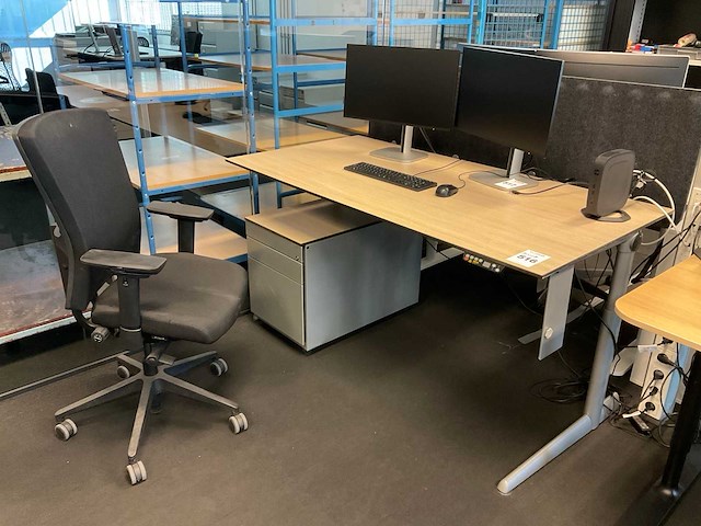 Ahrend bureau, bureaustoel en ladeblok - afbeelding 1 van  10