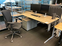 Ahrend bureau, bureaustoel en ladeblok - afbeelding 1 van  10