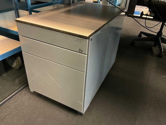 Ahrend bureau, bureaustoel en ladeblok - afbeelding 7 van  10