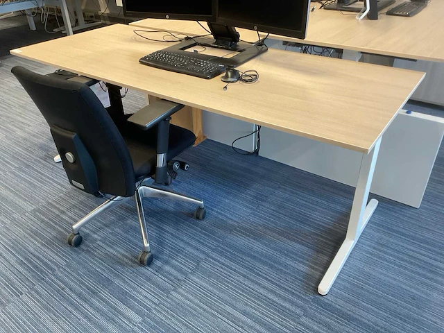 Ahrend bureau met bureaustoel - afbeelding 1 van  7