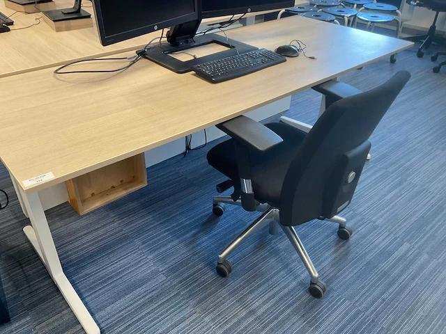 Ahrend bureau met bureaustoel - afbeelding 3 van  7