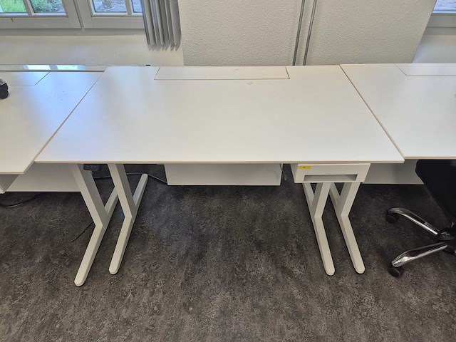 Ahrend bureau met elektrische monitorlift (10x) - afbeelding 1 van  5