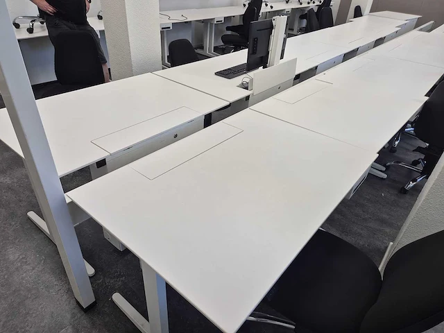 Ahrend bureau met elektrische monitorlift (10x) - afbeelding 3 van  5