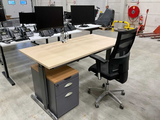 Ahrend bureau - afbeelding 2 van  12