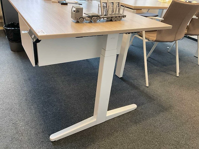 Ahrend bureau - afbeelding 2 van  6
