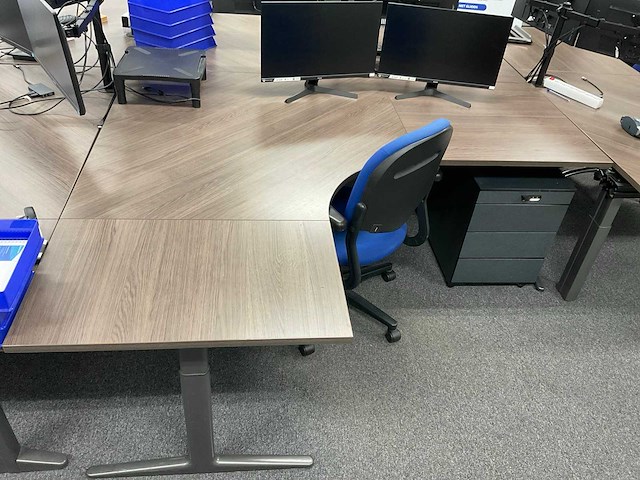 Ahrend bureautafel | 200x168 cm - afbeelding 2 van  7