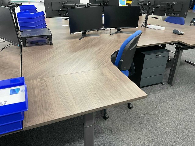Ahrend bureautafel | 200x168 cm - afbeelding 3 van  7