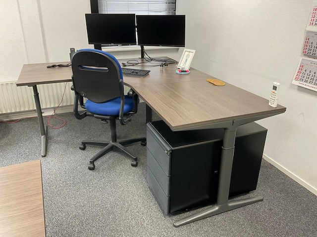 Ahrend bureautafel | 200x168 cm - afbeelding 1 van  5
