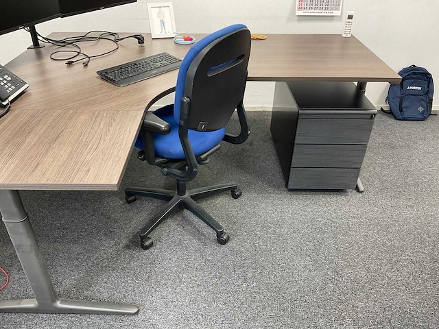 Ahrend bureautafel | 200x168 cm - afbeelding 3 van  5