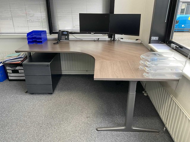 Ahrend bureautafel | 200x168 cm - afbeelding 1 van  4