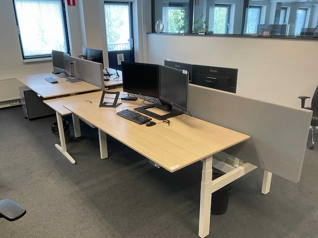 Ahrend duo zit-sta bureau (2x) met 1 los bureau. - afbeelding 1 van  7