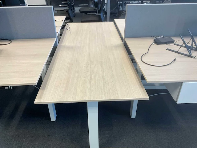 Ahrend duo zit-sta bureau (2x) met 1 los bureau. - afbeelding 3 van  7