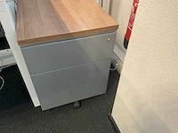 Ahrend duo zit-sta bureau (2x) met 1 los bureau. - afbeelding 5 van  7