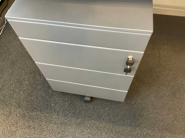 Ahrend duo zit-sta bureau (2x) met 1 los bureau. - afbeelding 6 van  7