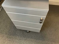 Ahrend duo zit-sta bureau (2x) met 1 los bureau. - afbeelding 6 van  7