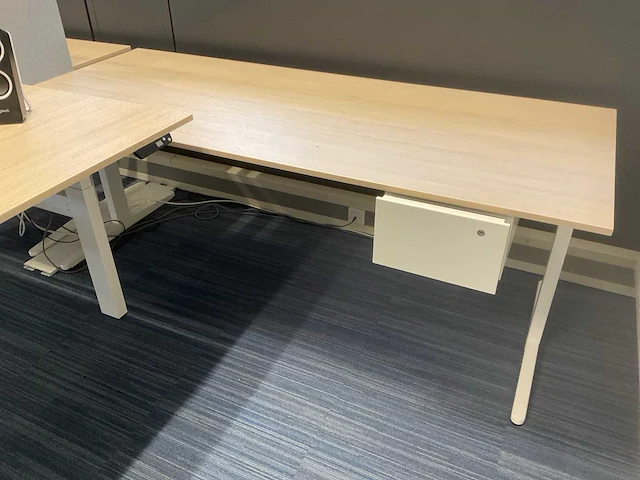 Ahrend duo zit-sta bureau met 2 losse bureaus - afbeelding 5 van  6