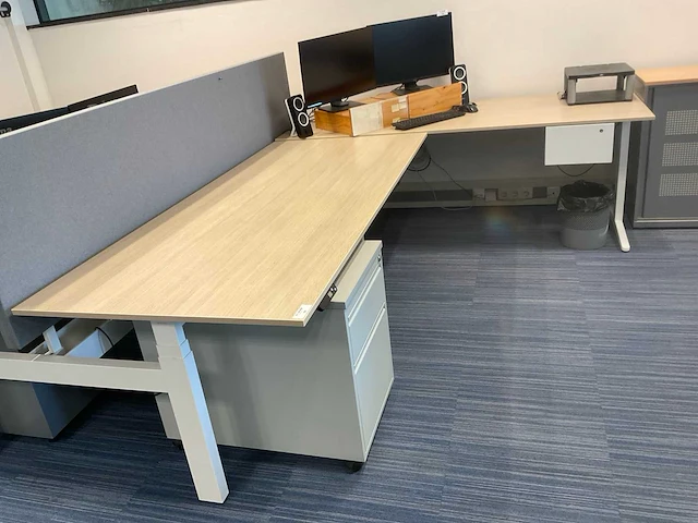 Ahrend duo zit-sta bureau met 2 losse bureaus - afbeelding 2 van  7