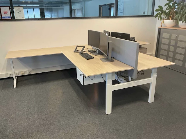 Ahrend duo zit-sta bureau met 2 losse bureaus - afbeelding 1 van  5