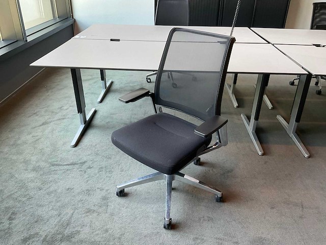 Ahrend, interstuhl bureau’s met bureaustoelen en kast - afbeelding 2 van  7