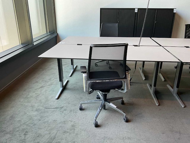 Ahrend, interstuhl bureau’s met bureaustoelen en kast - afbeelding 3 van  7
