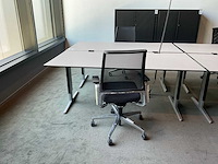 Ahrend, interstuhl bureau’s met bureaustoelen en kast - afbeelding 3 van  7