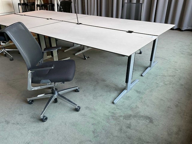 Ahrend, interstuhl bureau’s met bureaustoelen en kast - afbeelding 4 van  7