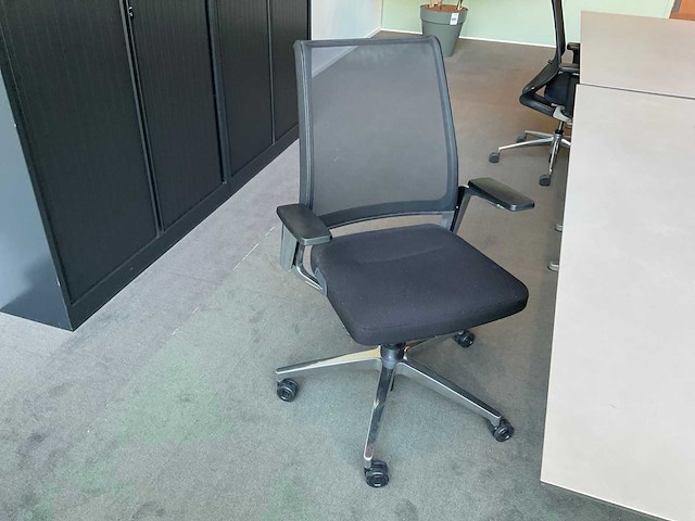 Ahrend, interstuhl bureau’s met bureaustoelen en kast - afbeelding 5 van  7