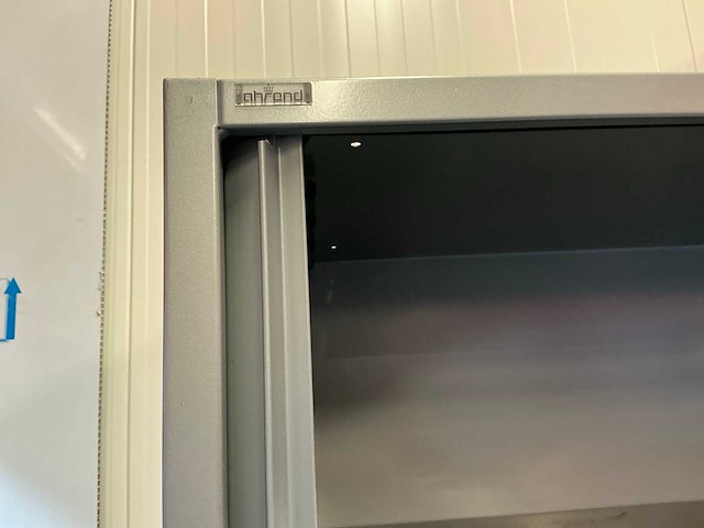 Ahrend jaloeziedeurkast met diverse voedingen en onderdelen - afbeelding 3 van  11