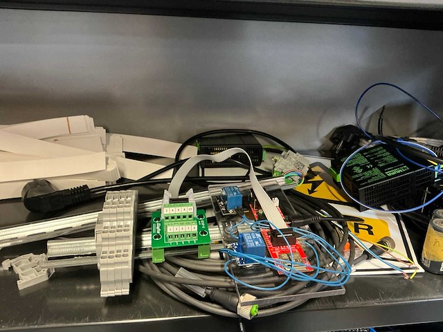 Ahrend jaloeziedeurkast met diverse voedingen en onderdelen - afbeelding 5 van  11