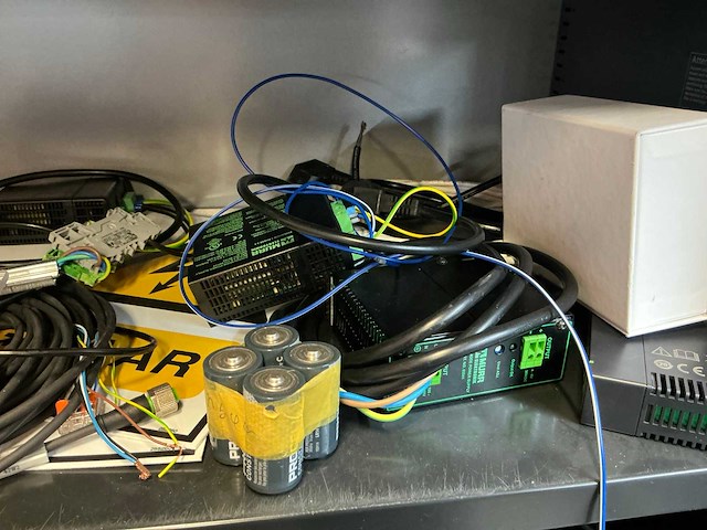 Ahrend jaloeziedeurkast met diverse voedingen en onderdelen - afbeelding 6 van  11