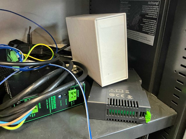 Ahrend jaloeziedeurkast met diverse voedingen en onderdelen - afbeelding 7 van  11