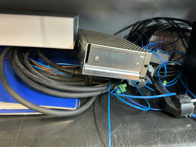 Ahrend jaloeziedeurkast met diverse voedingen en onderdelen - afbeelding 8 van  11