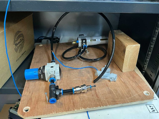 Ahrend jaloeziedeurkast met diverse voedingen en onderdelen - afbeelding 11 van  11