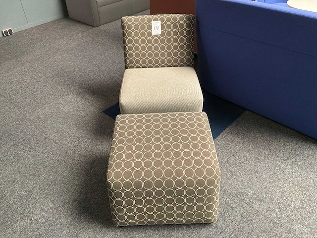 Ahrend mileto fauteuil met hocker - afbeelding 2 van  4