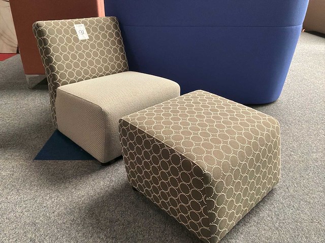 Ahrend mileto fauteuil met hocker - afbeelding 3 van  4