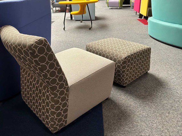 Ahrend mileto fauteuil met hocker - afbeelding 4 van  4