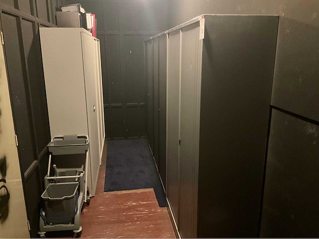 Ahrend rol -en tweedeurskast (5x) - afbeelding 1 van  9