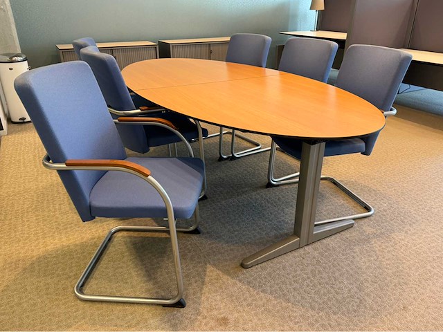 Ahrend vergadertafel met -stoelen - afbeelding 1 van  11
