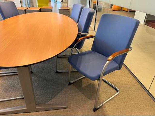 Ahrend vergadertafel met -stoelen - afbeelding 5 van  11