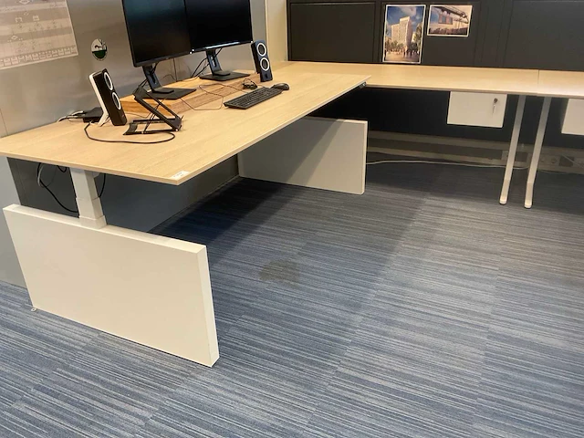 Ahrend zit-sta bureau met 1 los bureau (2x) - afbeelding 1 van  5